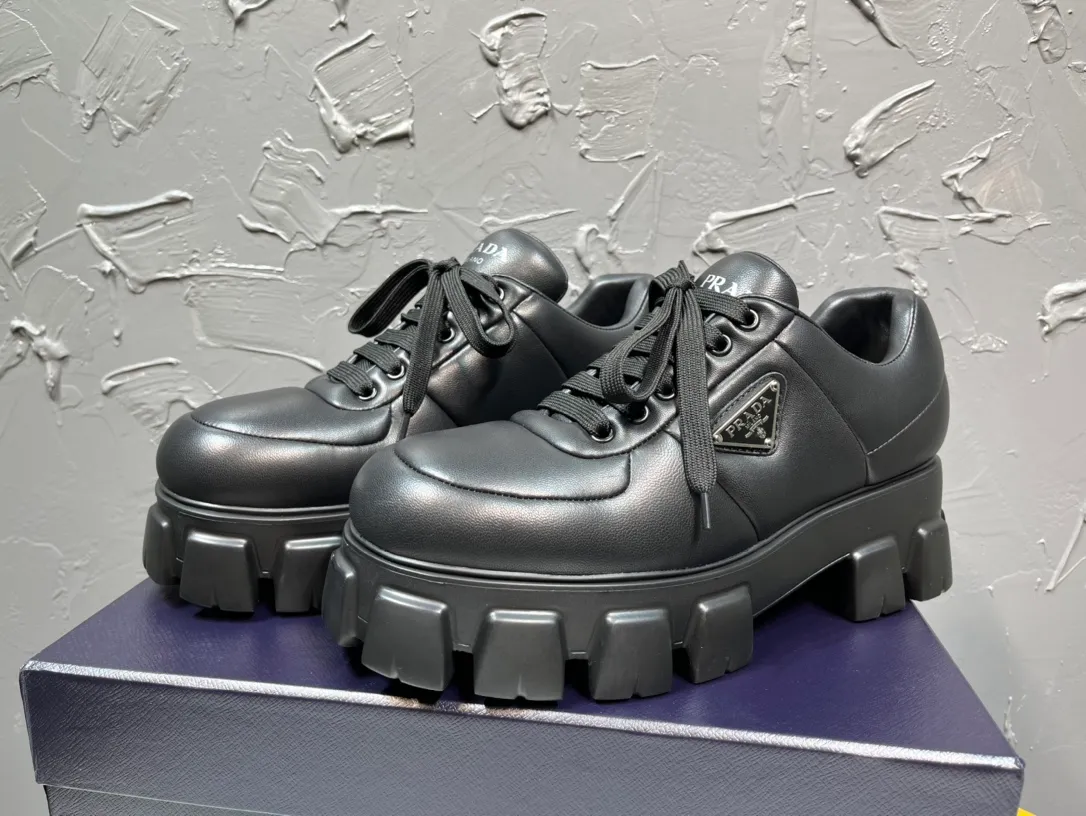 Men's shoes 💰820💰 🔥🔥🔥Top version 2025 new Prada Prada triangular enamel logo, round toe bolder shoes, bread shoes, developed one to one with the original version, outsole one to one private molding, the fabric is imported sheepskin, lining imported sheepskin, foot pad sheepskin, sole height 5cm, outsole original rubber foam sole, code number 39-46